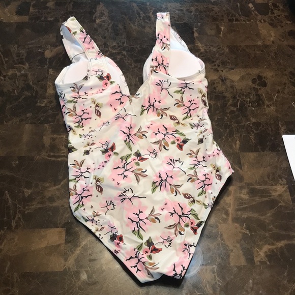 🎉White Floral Plunge Neck Bodysuit! - Picture 4 of 4